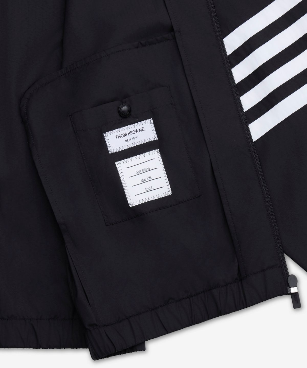 톰 브라운(THOM BROWNE) 샤이니 립스탑 래글런 4-바 트랙 점퍼 - 블랙 / MJU583CF1095001
