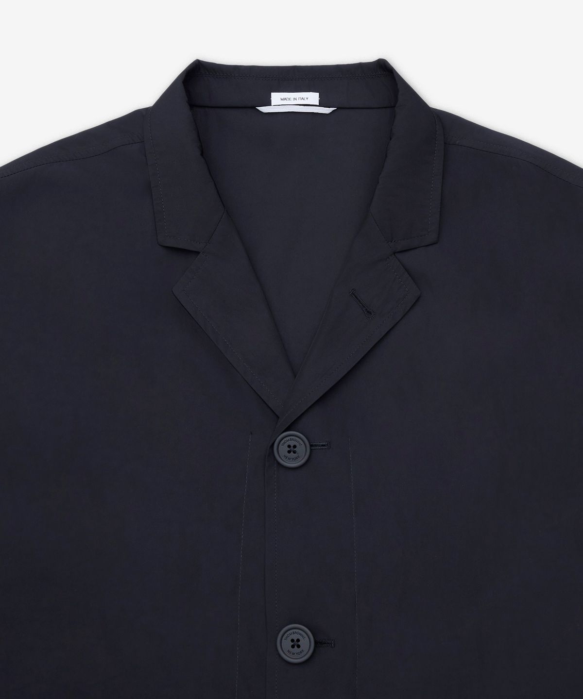 톰 브라운(THOM BROWNE) 라이트 메모리 테크 패커블 스포츠 코트 재킷 - 네이비 / MJU581PF0967415