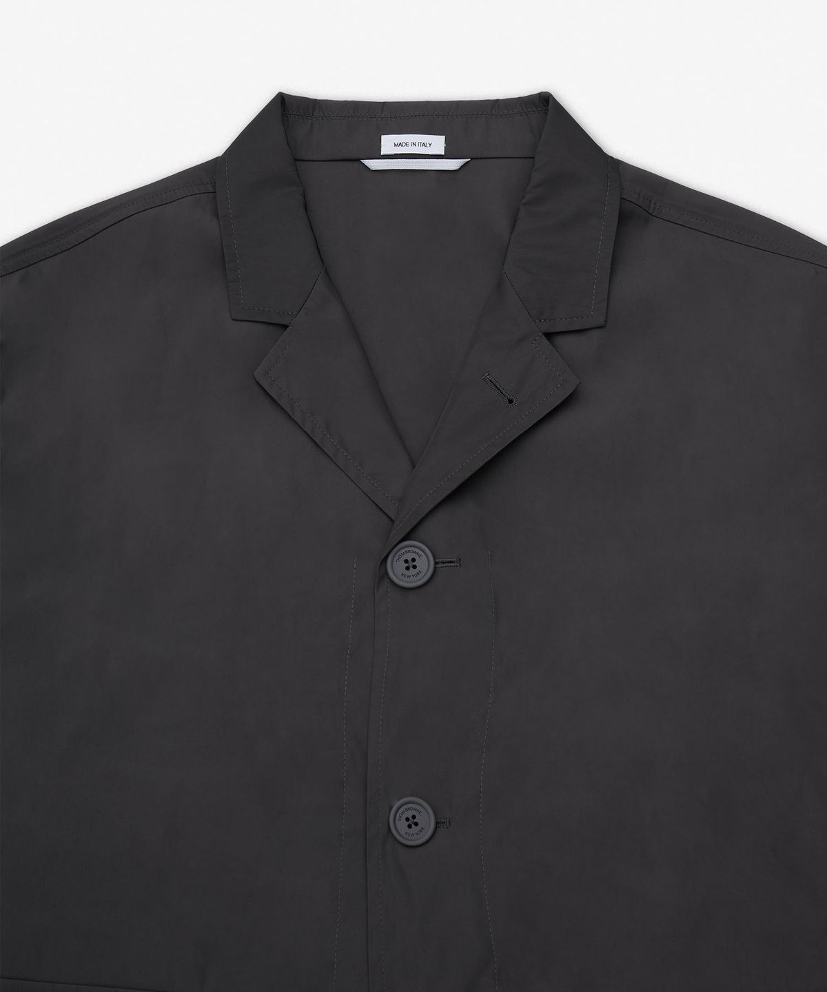 톰 브라운(THOM BROWNE) 라이트 메모리 테크 패커블 스포츠 코트 재킷 - 다크 그레이 / MJU581PF0967025