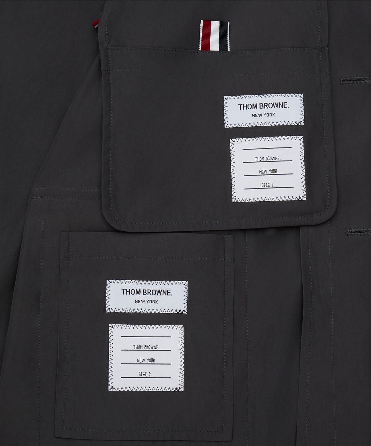 톰 브라운(THOM BROWNE) 라이트 메모리 테크 패커블 스포츠 코트 재킷 - 다크 그레이 / MJU581PF0967025
