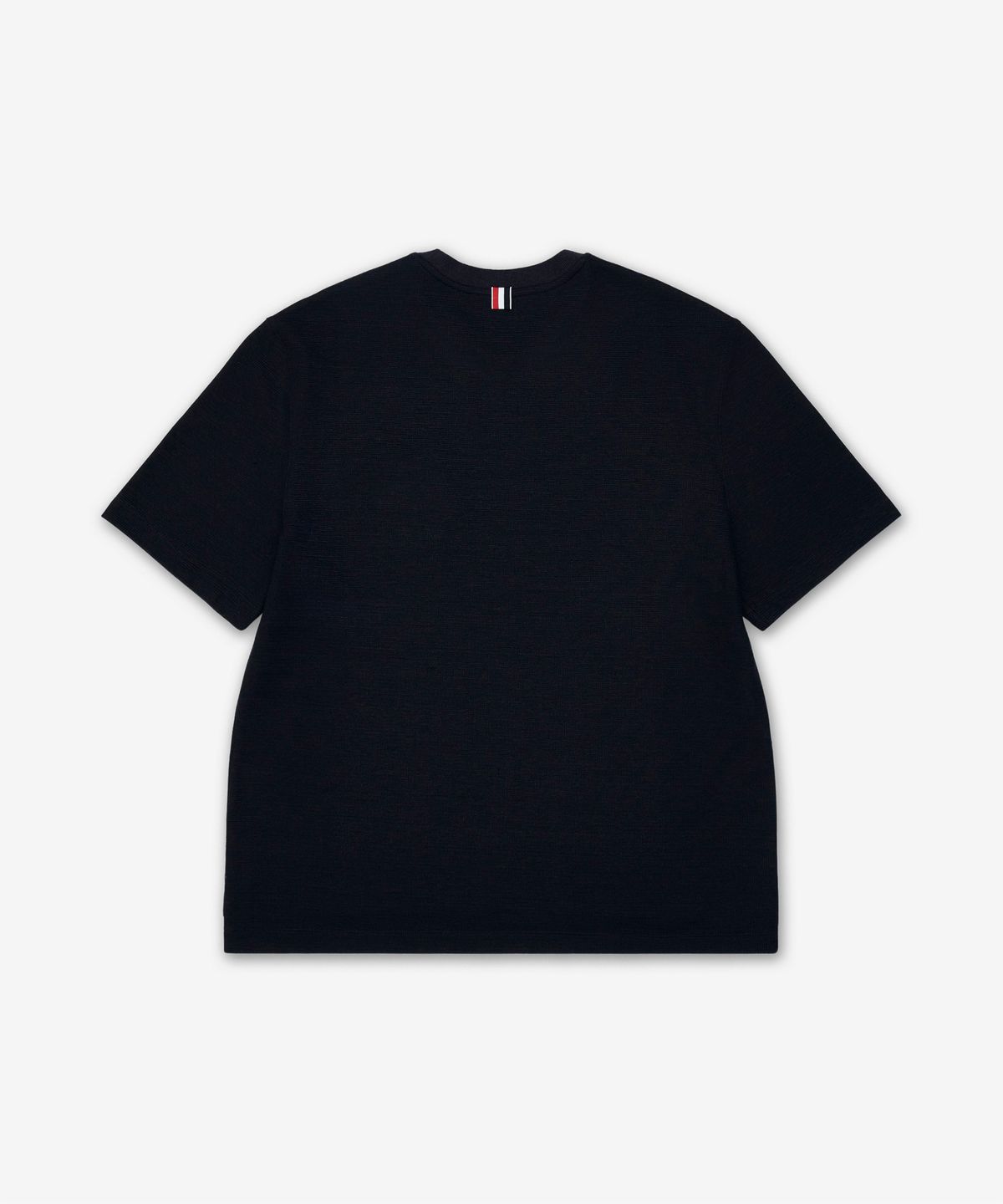 톰 브라운(THOM BROWNE) 텍스처드 코튼 리넨 RWB 자수 반소매 티셔츠 - 네이비 / MJS298EJ0251415