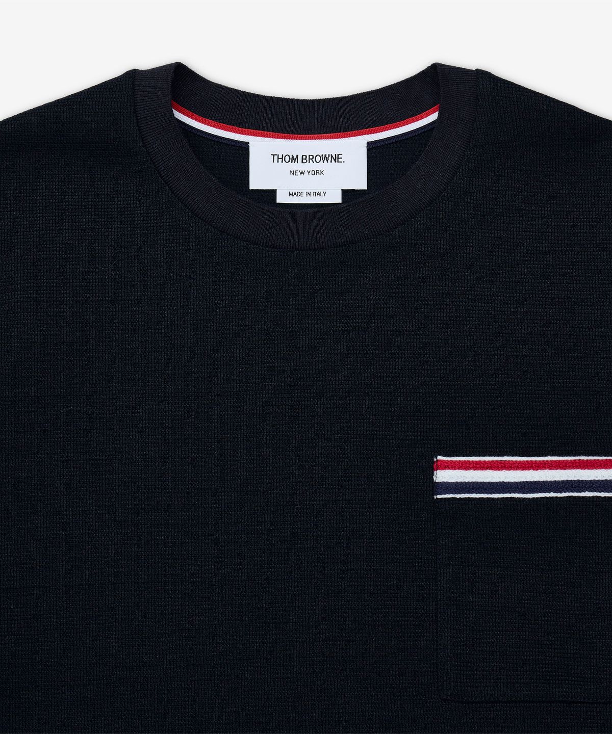 톰 브라운(THOM BROWNE) 텍스처드 코튼 리넨 RWB 자수 반소매 티셔츠 - 네이비 / MJS298EJ0251415