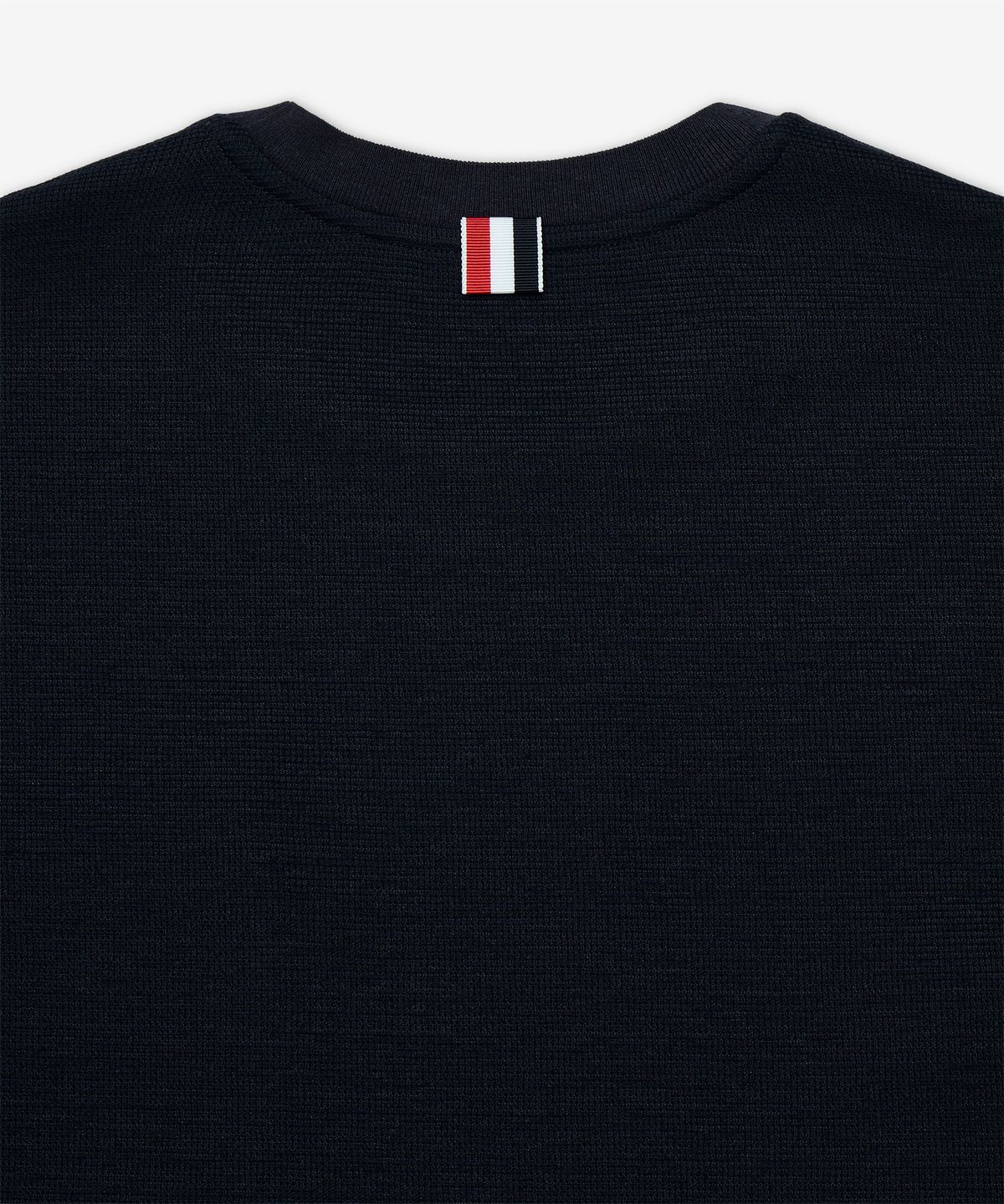 톰 브라운(THOM BROWNE) 텍스처드 코튼 리넨 RWB 자수 반소매 티셔츠 - 네이비 / MJS298EJ0251415