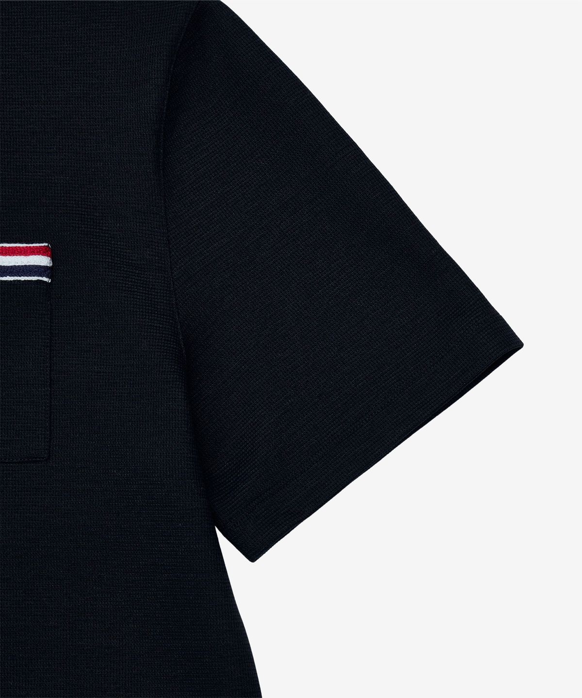 톰 브라운(THOM BROWNE) 텍스처드 코튼 리넨 RWB 자수 반소매 티셔츠 - 네이비 / MJS298EJ0251415