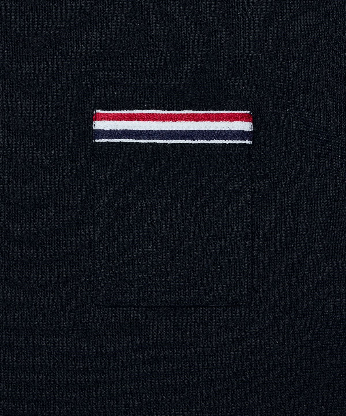 톰 브라운(THOM BROWNE) 텍스처드 코튼 리넨 RWB 자수 반소매 티셔츠 - 네이비 / MJS298EJ0251415