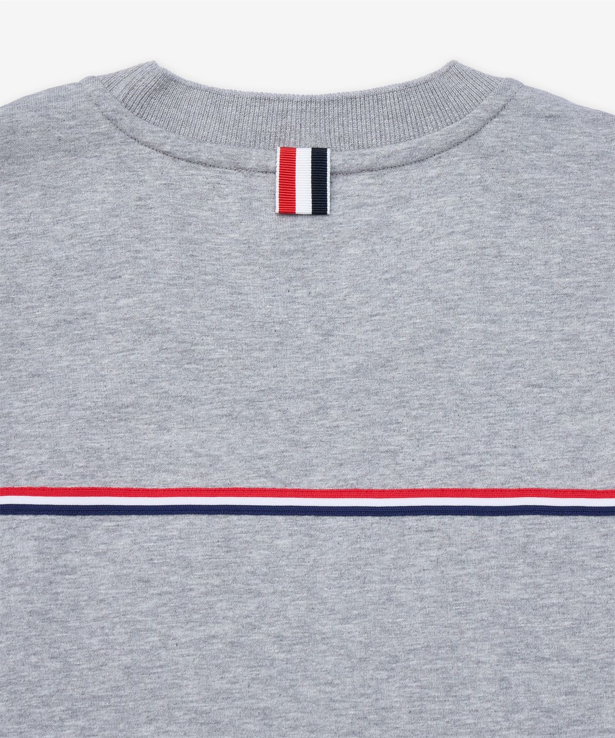 톰 브라운(THOM BROWNE) 오버사이즈 롱 슬리브 RWB 트림 티셔츠 - 라이트 그레이 / MJS289A00042055
