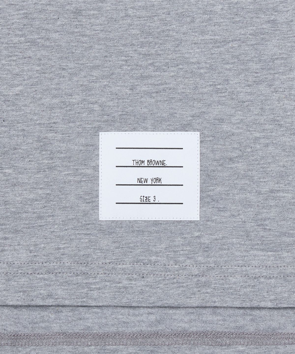 톰 브라운(THOM BROWNE) 오버사이즈 롱 슬리브 RWB 트림 티셔츠 - 라이트 그레이 / MJS289A00042055