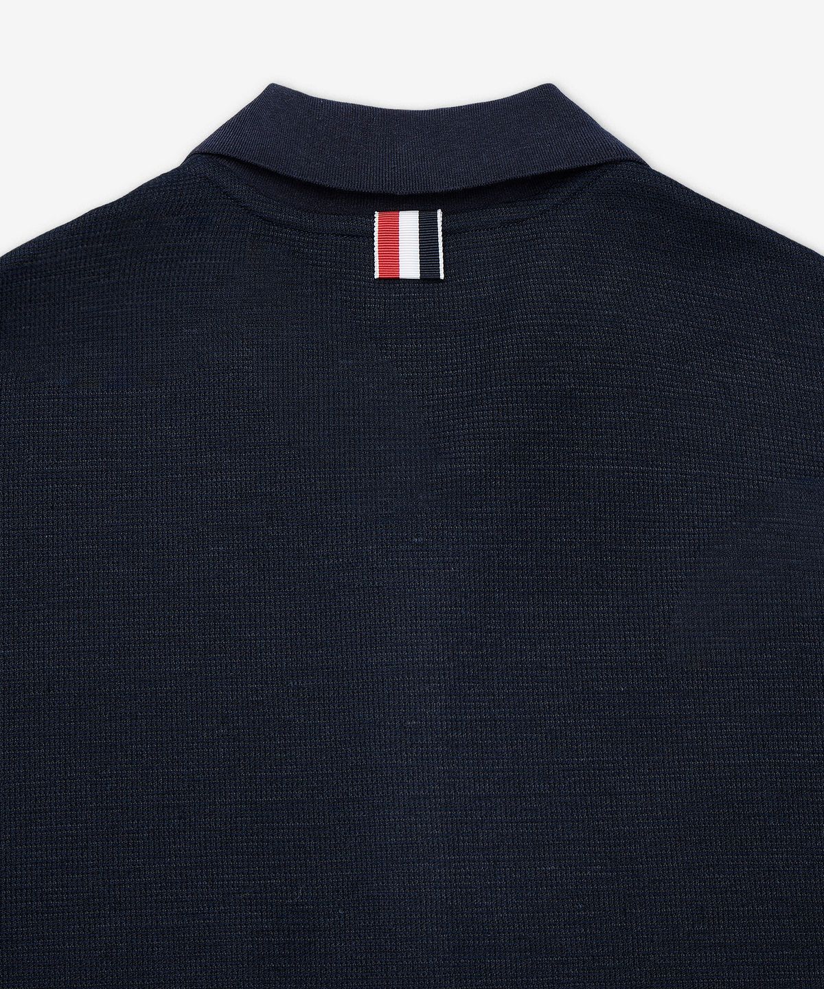톰 브라운(THOM BROWNE) 텍스처드 코튼 리넨 RWB 자수 반소매 폴로 셔츠 - 네이비 / MJP244EJ0251415