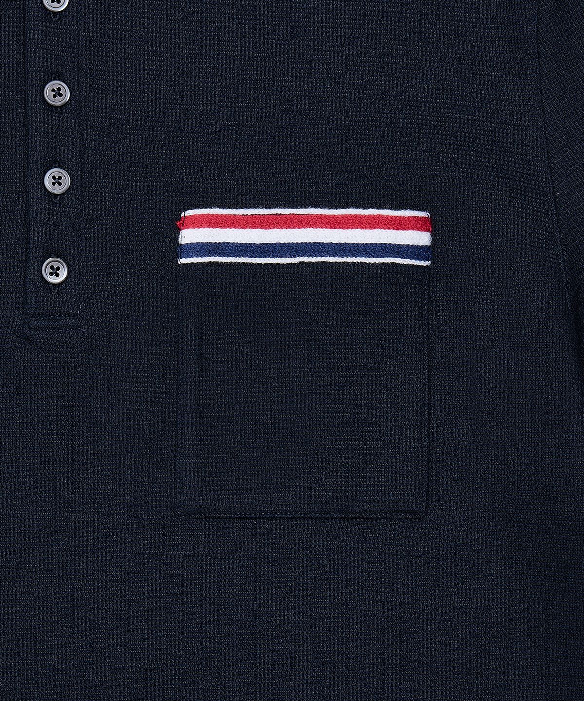 톰 브라운(THOM BROWNE) 텍스처드 코튼 리넨 RWB 자수 반소매 폴로 셔츠 - 네이비 / MJP244EJ0251415