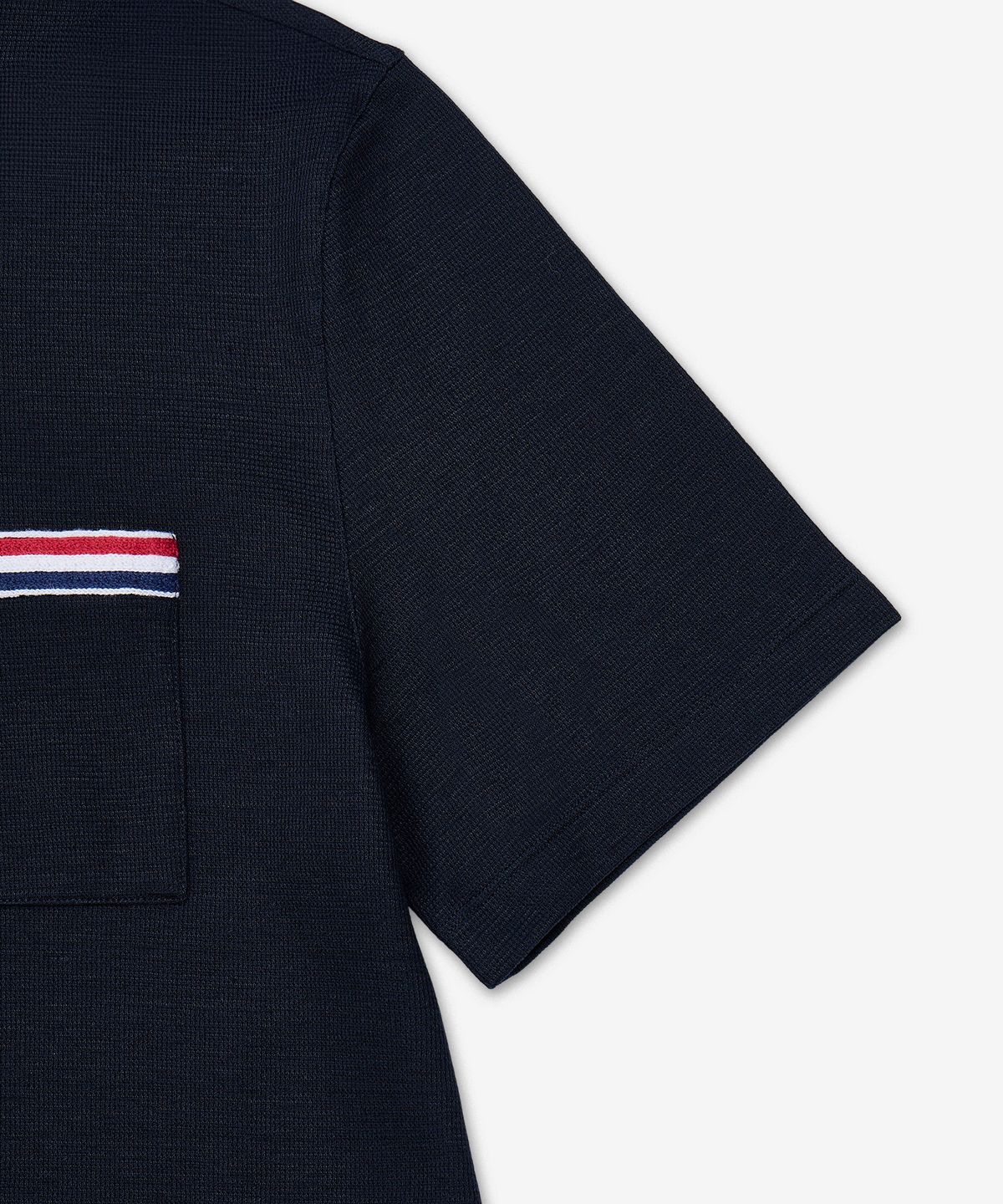 톰 브라운(THOM BROWNE) 텍스처드 코튼 리넨 RWB 자수 반소매 폴로 셔츠 - 네이비 / MJP244EJ0251415