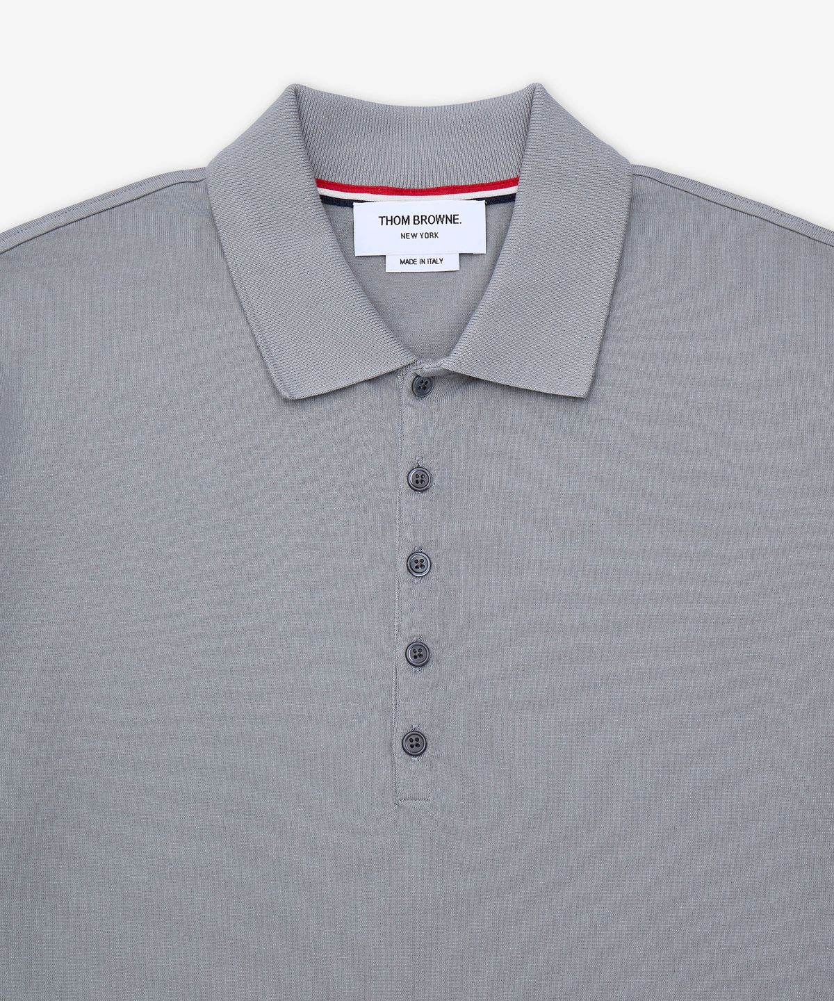 톰 브라운(THOM BROWNE) 가먼트 오버다이 저지 4-바 반소매 폴로 셔츠 - 라이트 그레이 / MJP236AJ0253055