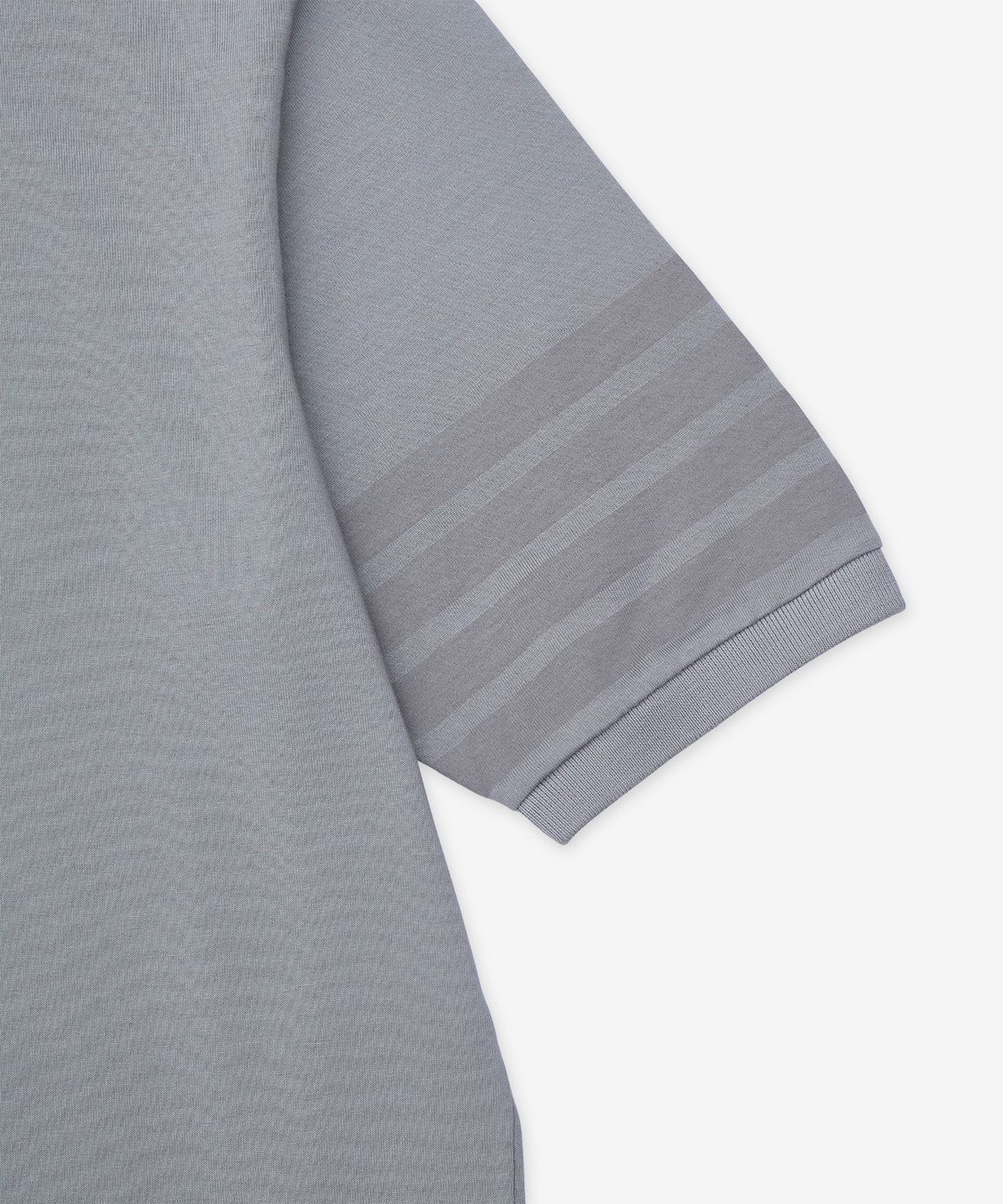 톰 브라운(THOM BROWNE) 가먼트 오버다이 저지 4-바 반소매 폴로 셔츠 - 라이트 그레이 / MJP236AJ0253055