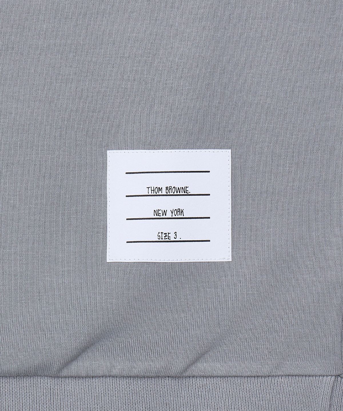 톰 브라운(THOM BROWNE) 가먼트 오버다이 저지 4-바 반소매 폴로 셔츠 - 라이트 그레이 / MJP236AJ0253055