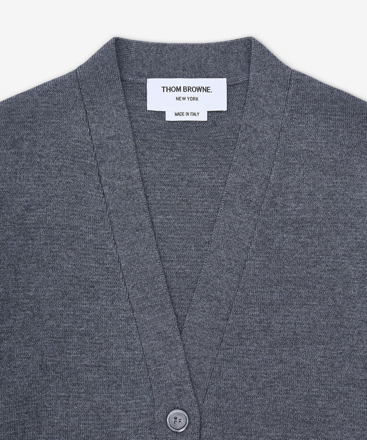 톰 브라운(THOM BROWNE) 울 4-바 브이넥 가디건 - 미드 그레이 / FKC207A00014035