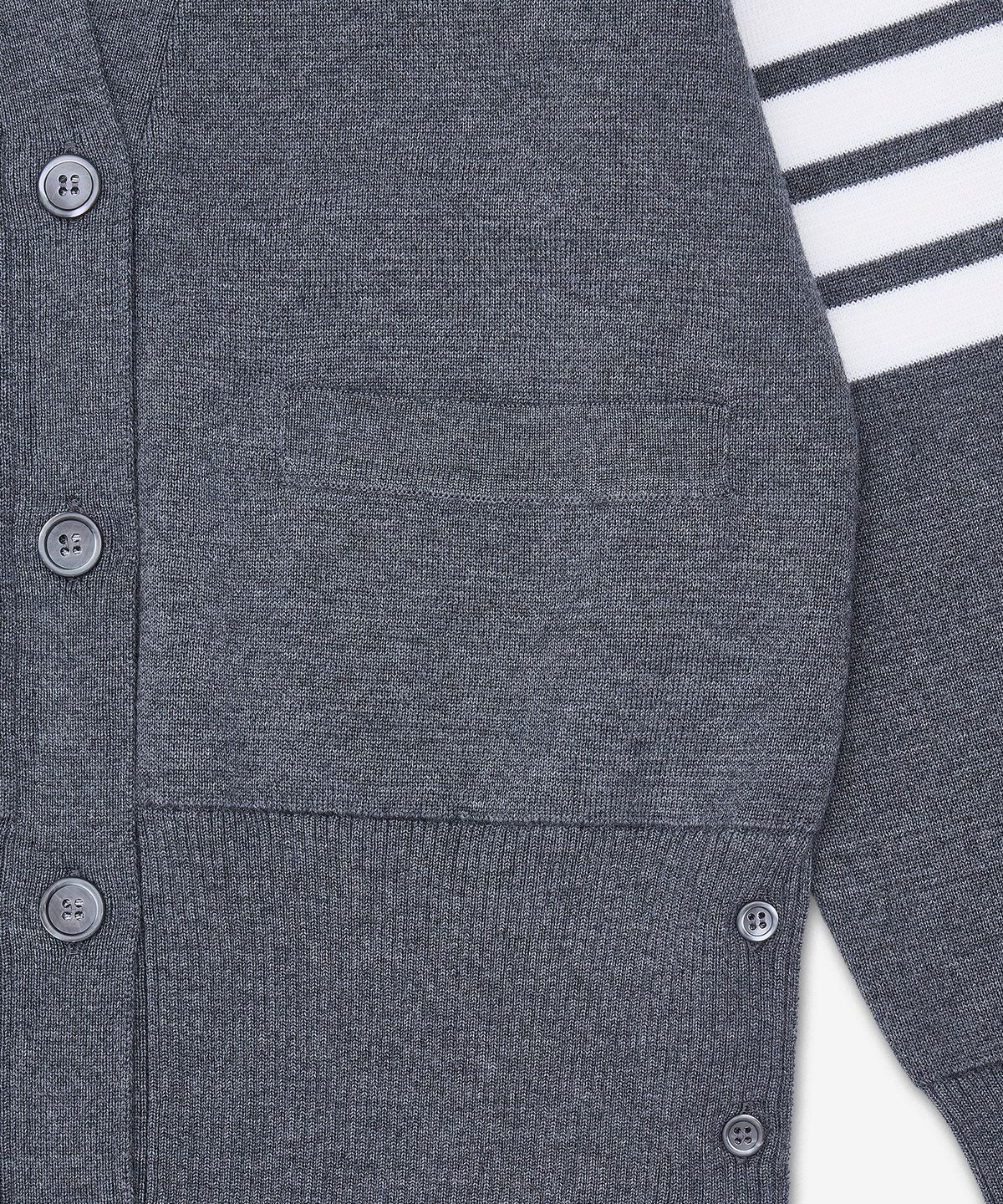 톰 브라운(THOM BROWNE) 울 4-바 브이넥 가디건 - 미드 그레이 / FKC207A00014035