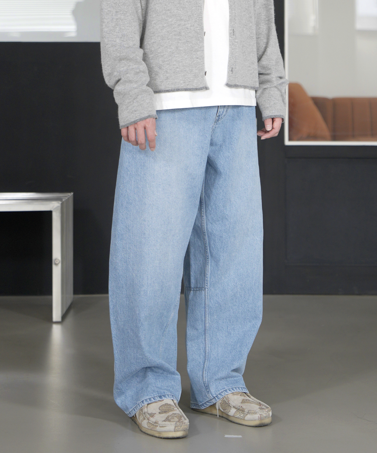 애쓰(AETH) [데일리룸 x AETH] Loose Curved Jean_Light Indigo