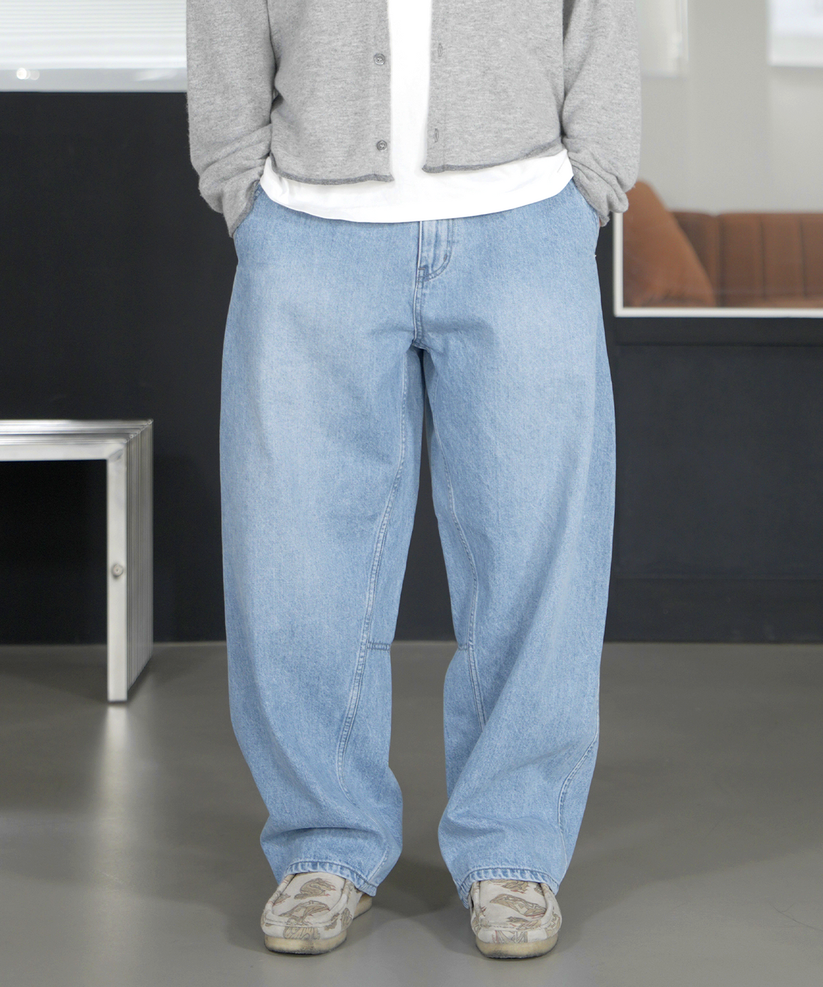 애쓰(AETH) [데일리룸 x AETH] Loose Curved Jean_Light Indigo