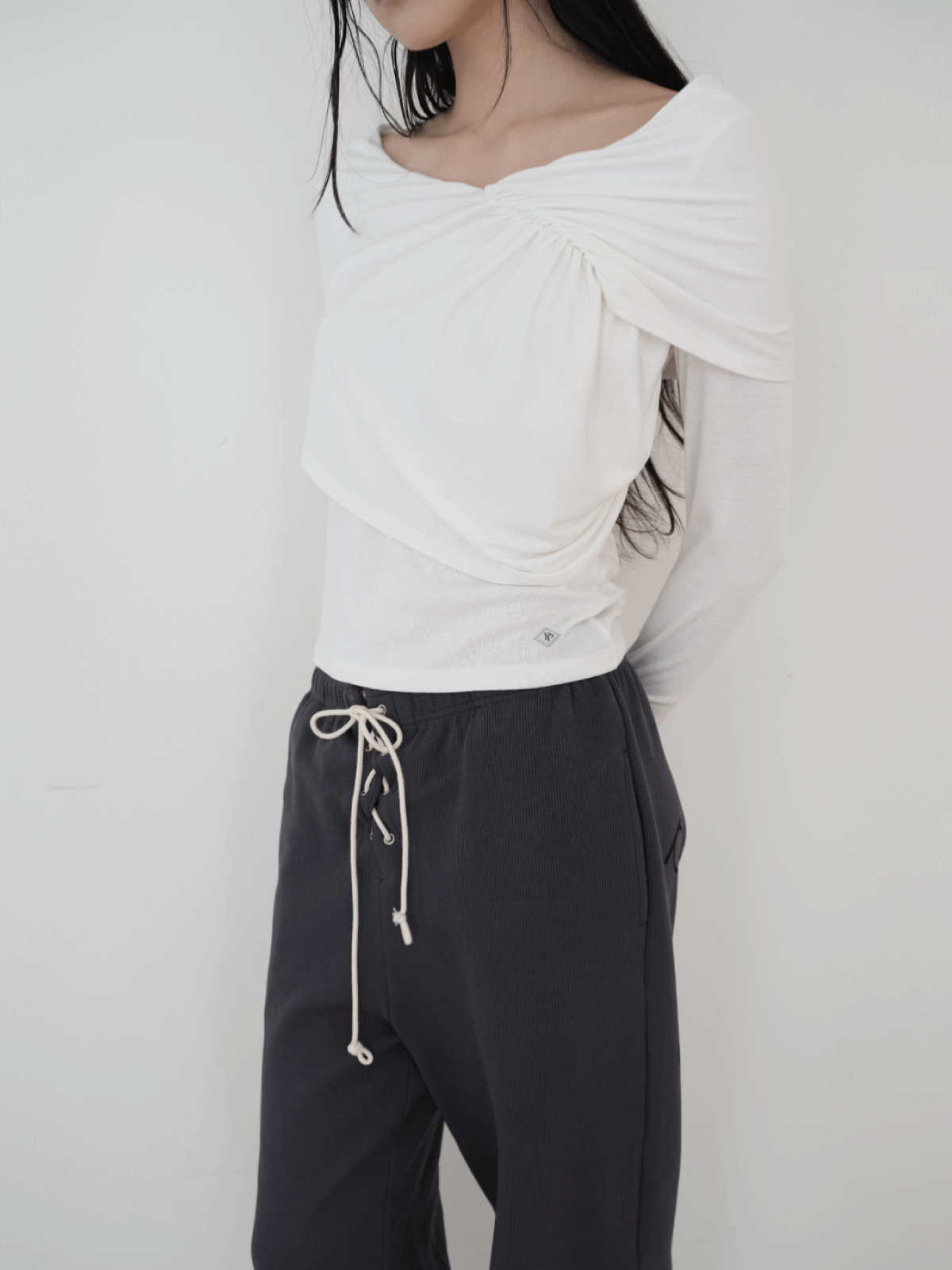 피브스피브스(PEEVES PEEVES) Drape Long Sleeve Top / White