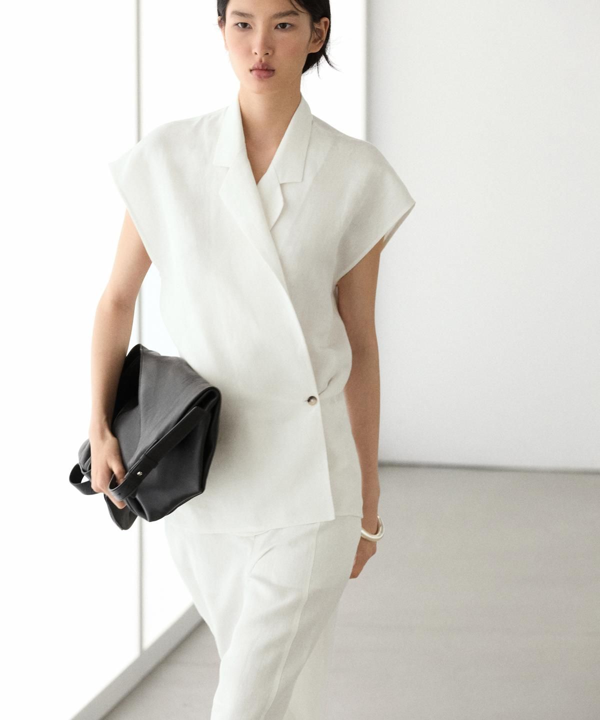 마시모두띠(MASSIMO DUTTI) 버튼 린넨 베스트