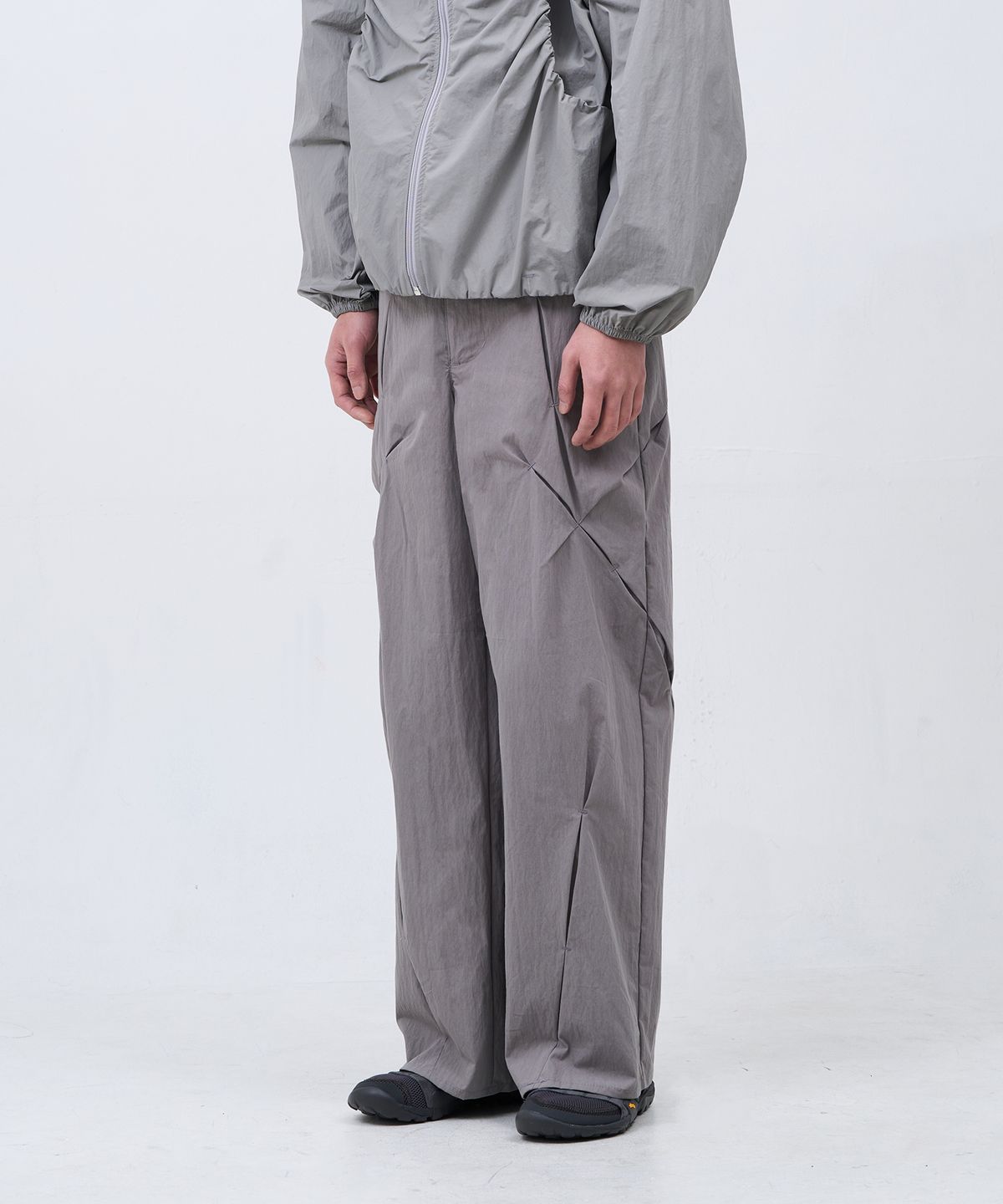카사카사(KASAKASA) Pleated Curve Pants Grey