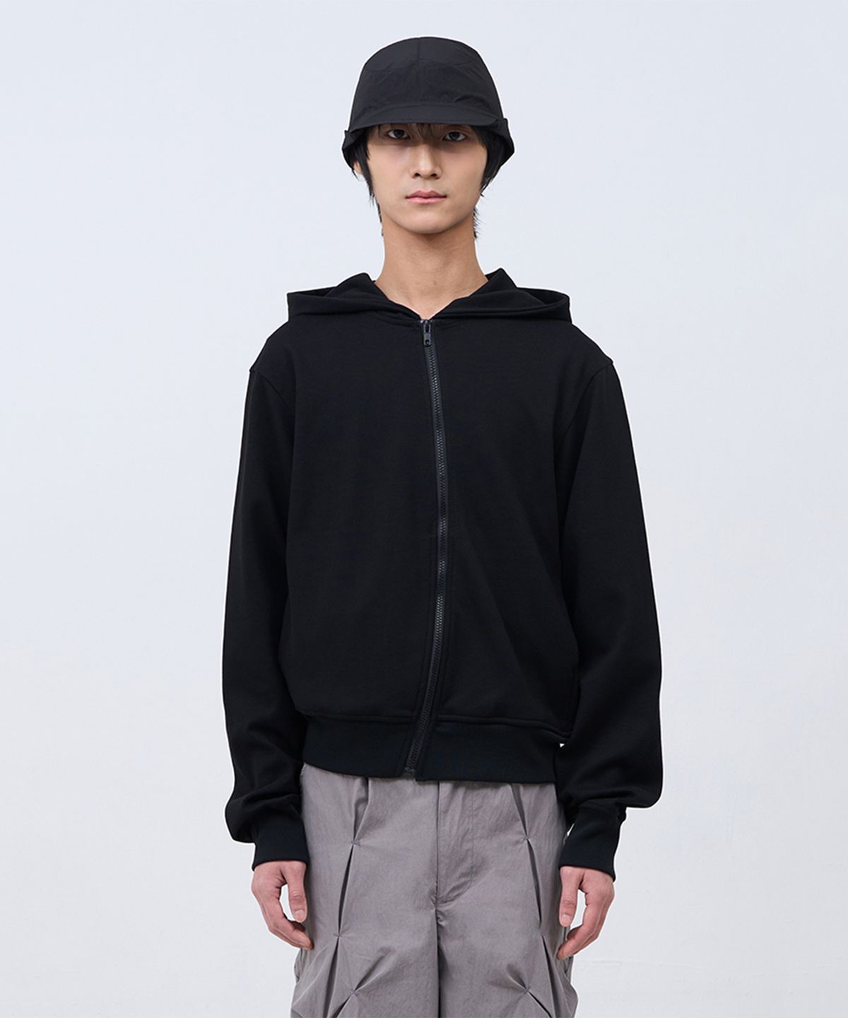 카사카사(KASAKASA) Asymmetric Curved Zip Hoodie Black