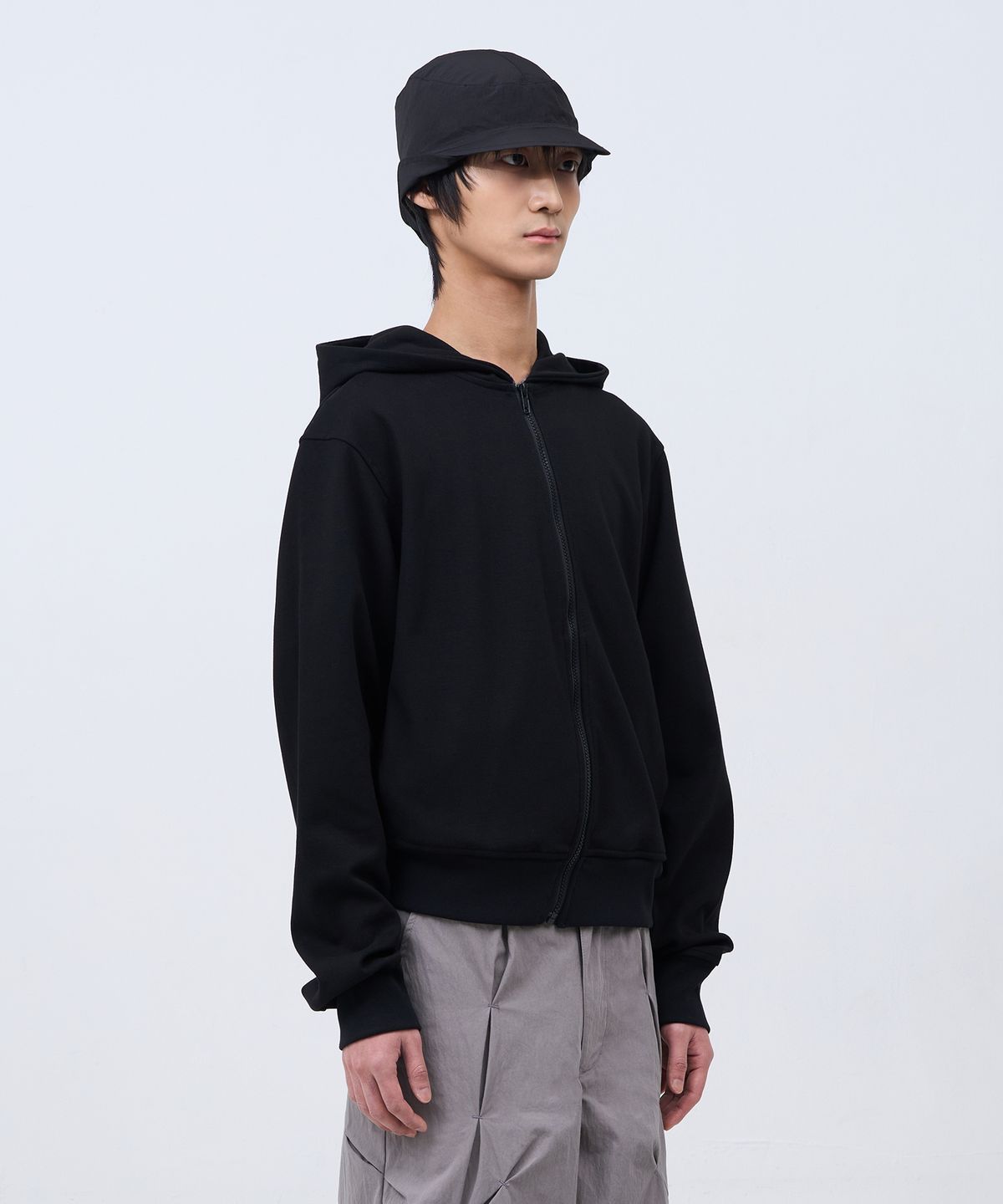 카사카사(KASAKASA) Asymmetric Curved Zip Hoodie Black