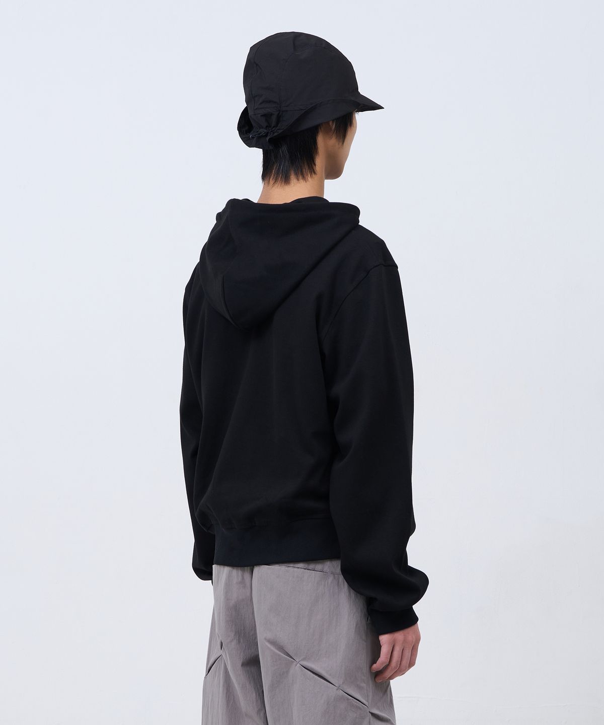 카사카사(KASAKASA) Asymmetric Curved Zip Hoodie Black