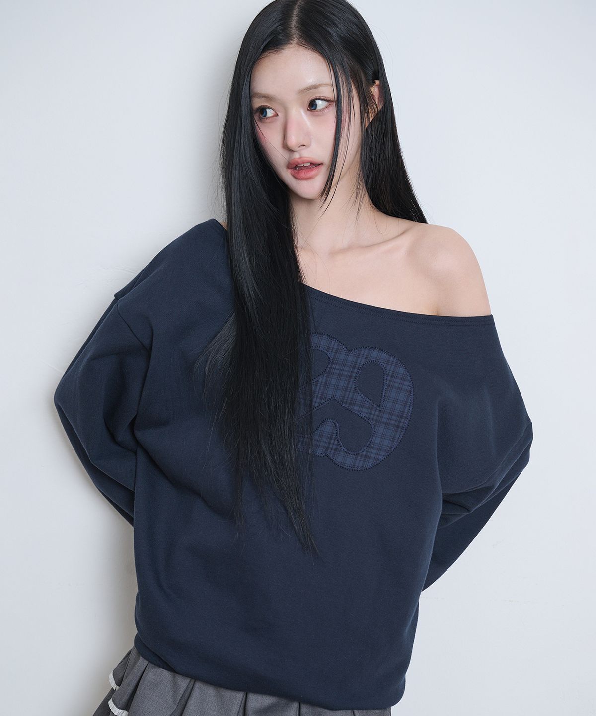 일리고(ILLIGO) 129 로고 패치 보트넥 맨투맨 네이비