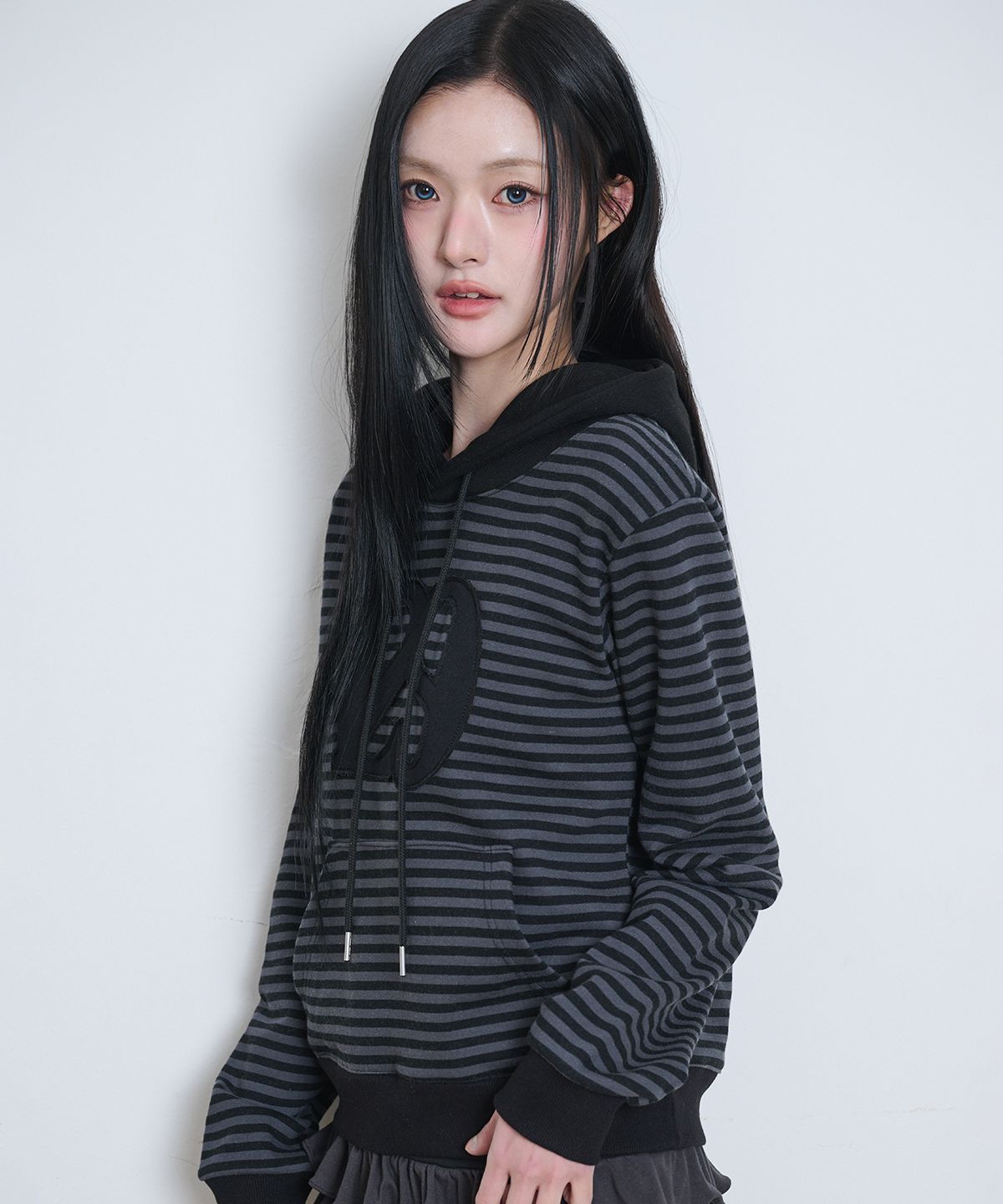 일리고(ILLIGO) 129 로고 패치 후드티 차콜 블랙