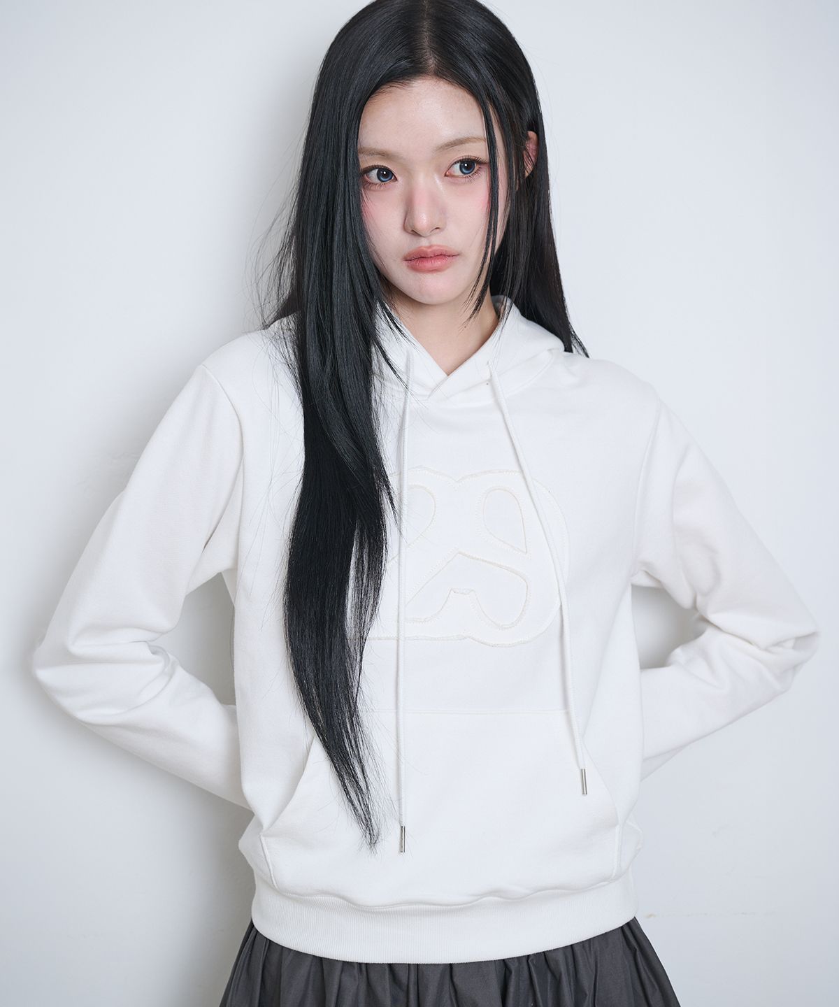 일리고(ILLIGO) 129 로고 패치 후드티 화이트