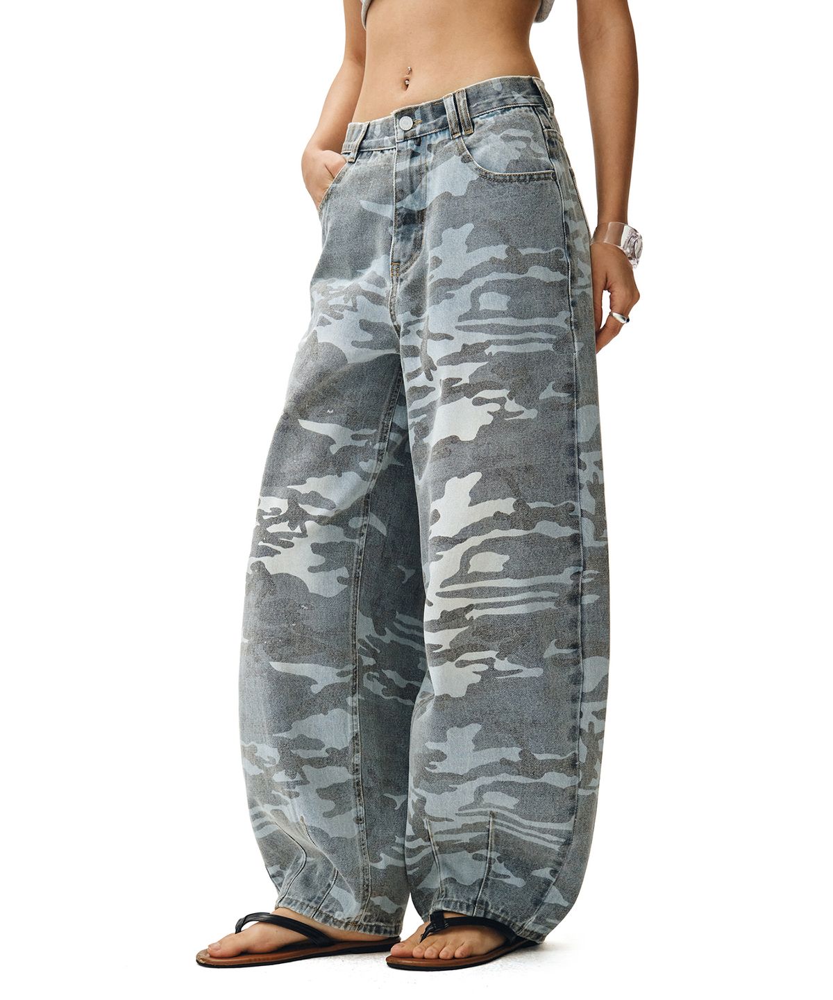 데케트 우먼(DECET WOMEN) Camouflage Barrel Jeans DCWPT020LIGHTBLUE