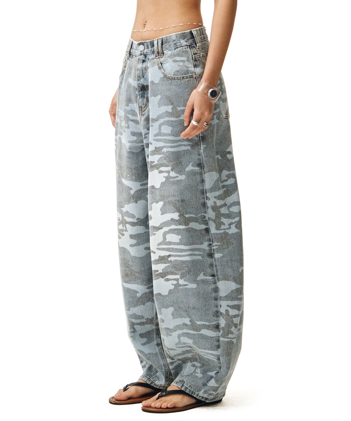 데케트 우먼(DECET WOMEN) Camouflage Barrel Jeans DCWPT020LIGHTBLUE