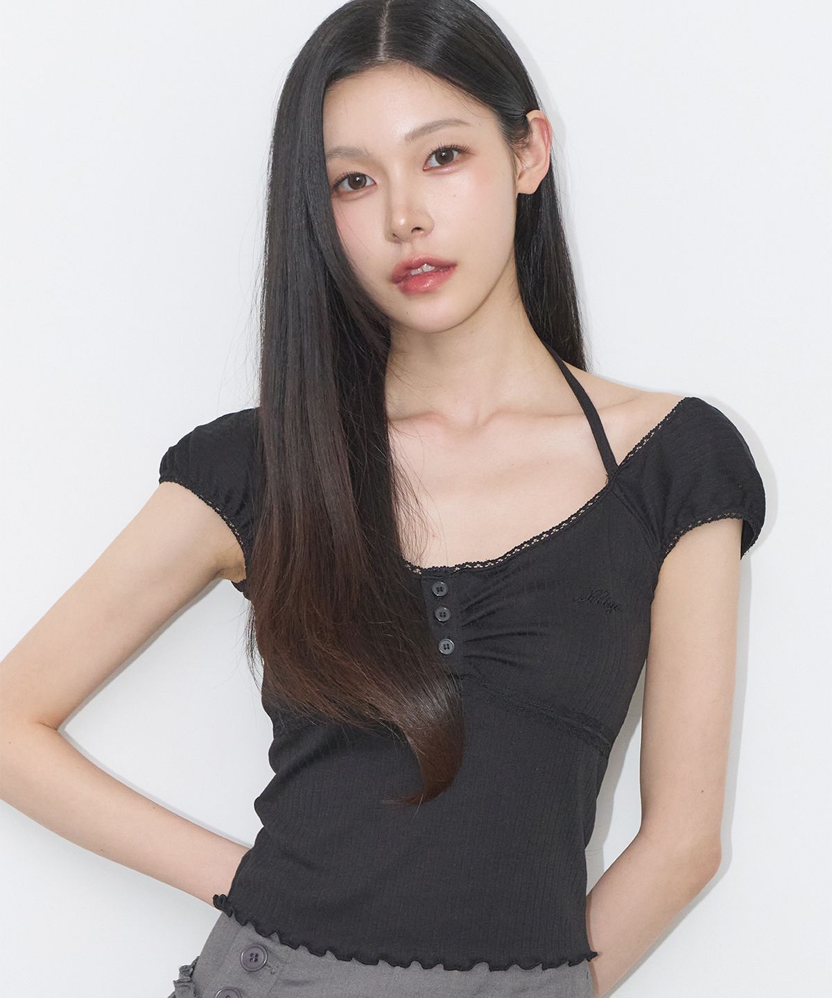 일리고(ILLIGO) 버튼 홀터 슬리브리스 블랙