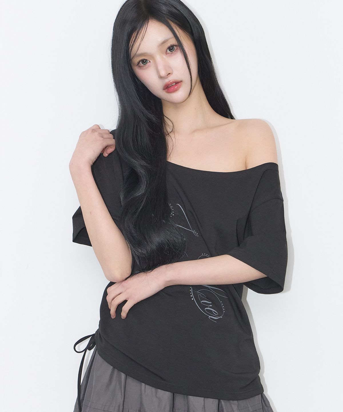 일리고(ILLIGO) 리본 스트링 오프숄더 티셔츠 블랙