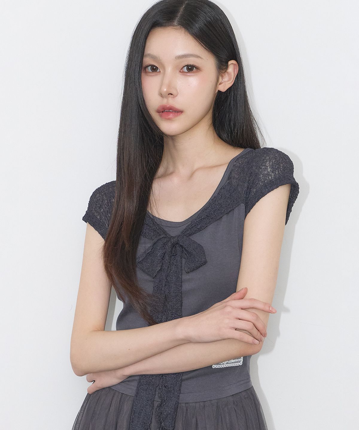 일리고(ILLIGO) 레이스 리본 배색 티셔츠 차콜