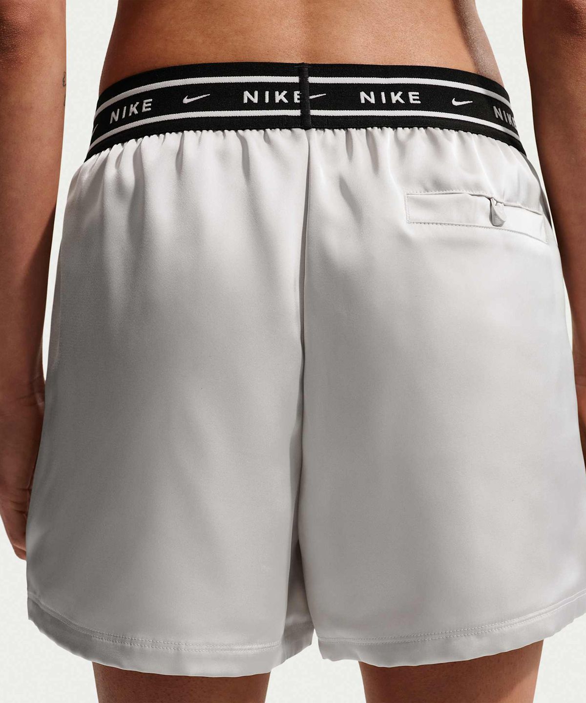 나이키(NIKE) 스포츠웨어 루즈 핏 미드라이즈 새틴 쇼츠 W - 라이트 본:블랙 / IH1329-072