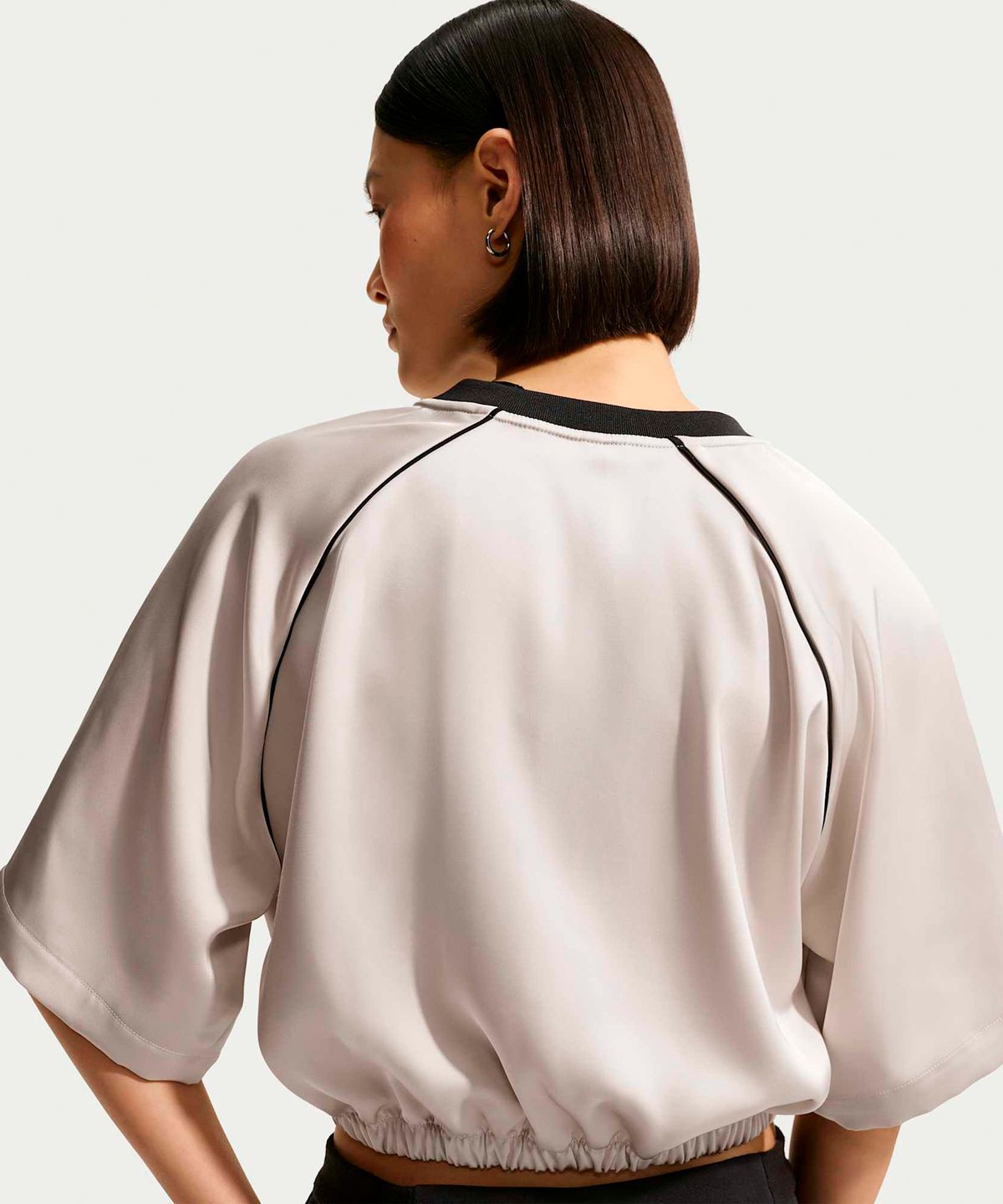 나이키(NIKE) 스포츠웨어 오버사이즈 새틴 탑 W - 라이트 본:블랙 / IH1331-072