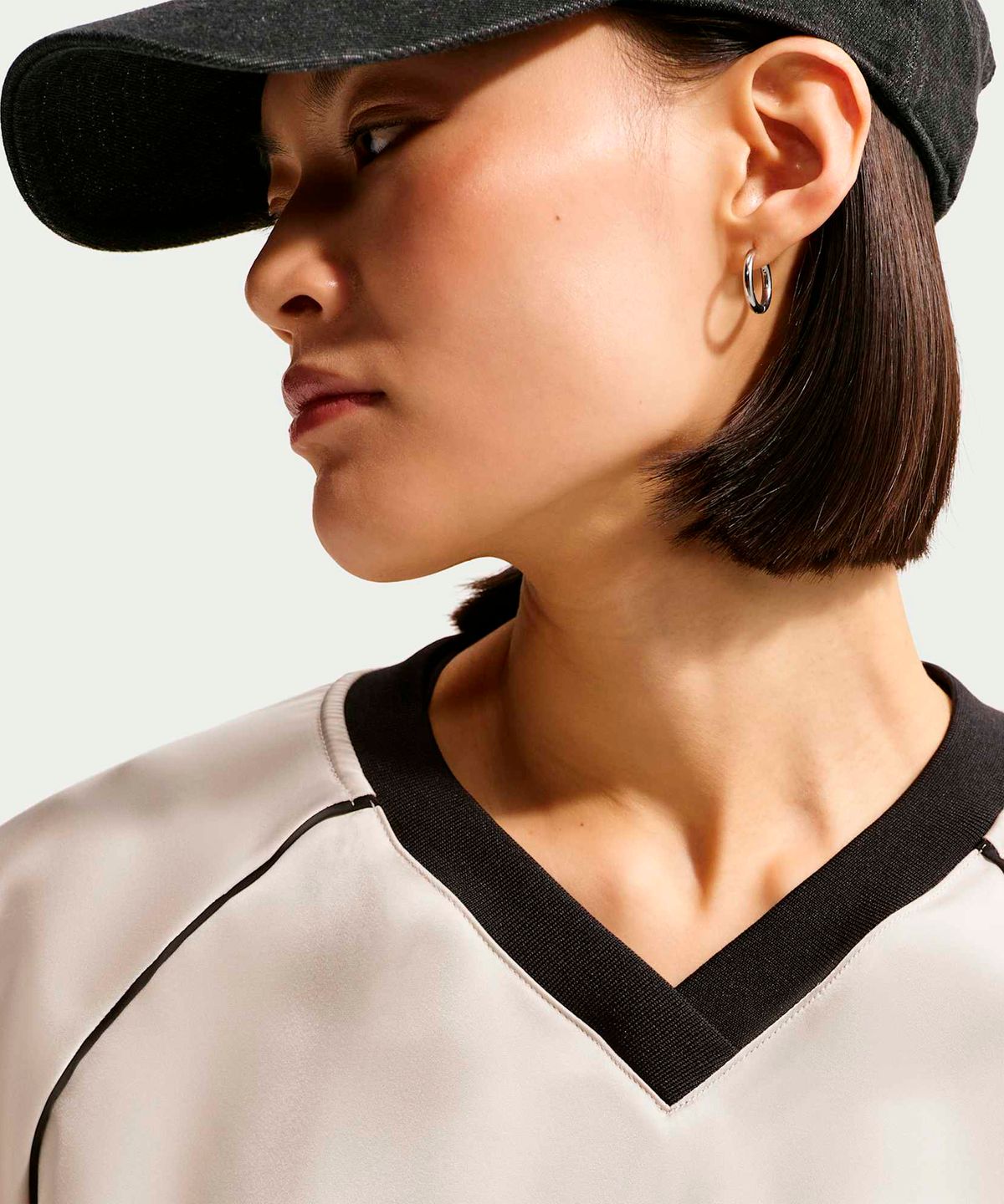 나이키(NIKE) 스포츠웨어 오버사이즈 새틴 탑 W - 라이트 본:블랙 / IH1331-072