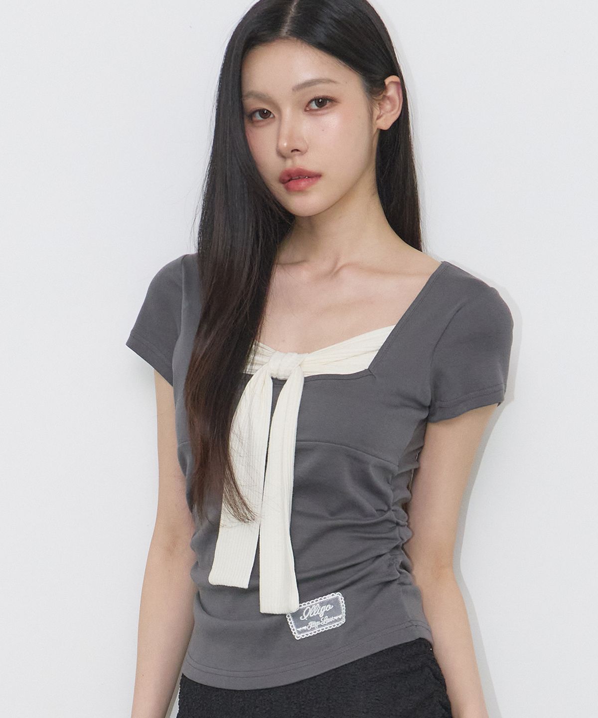 일리고(ILLIGO) 레이어드 리본 타이 티셔츠 차콜