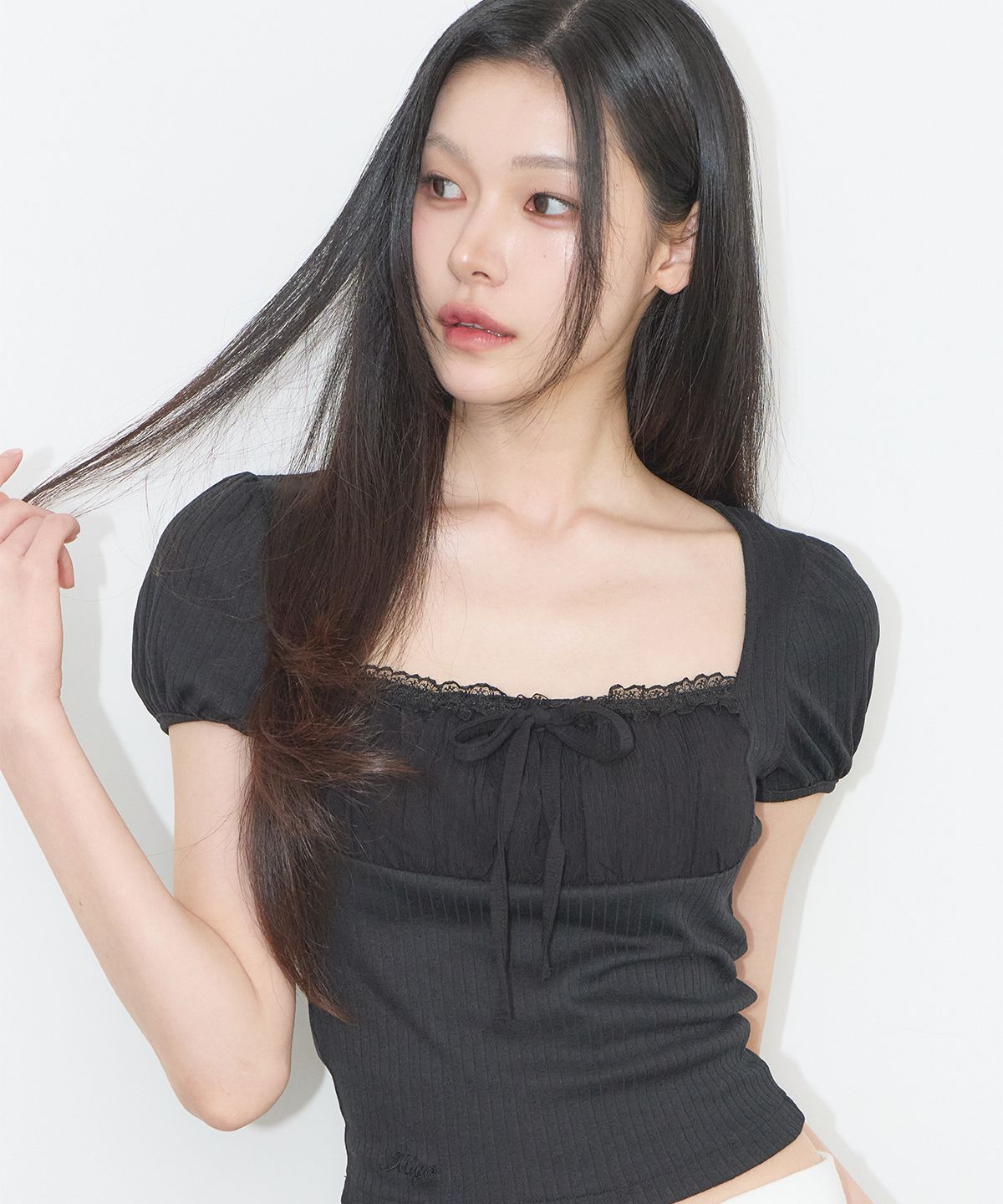 일리고(ILLIGO) 로지 레이스 스퀘어넥 티 블랙