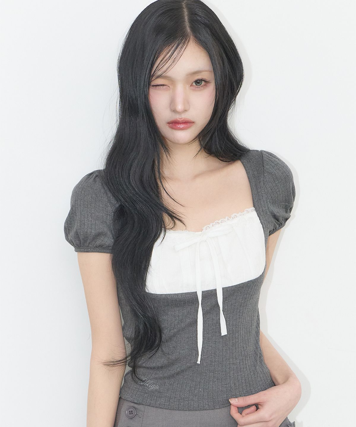일리고(ILLIGO) 로지 레이스 스퀘어넥 티 차콜