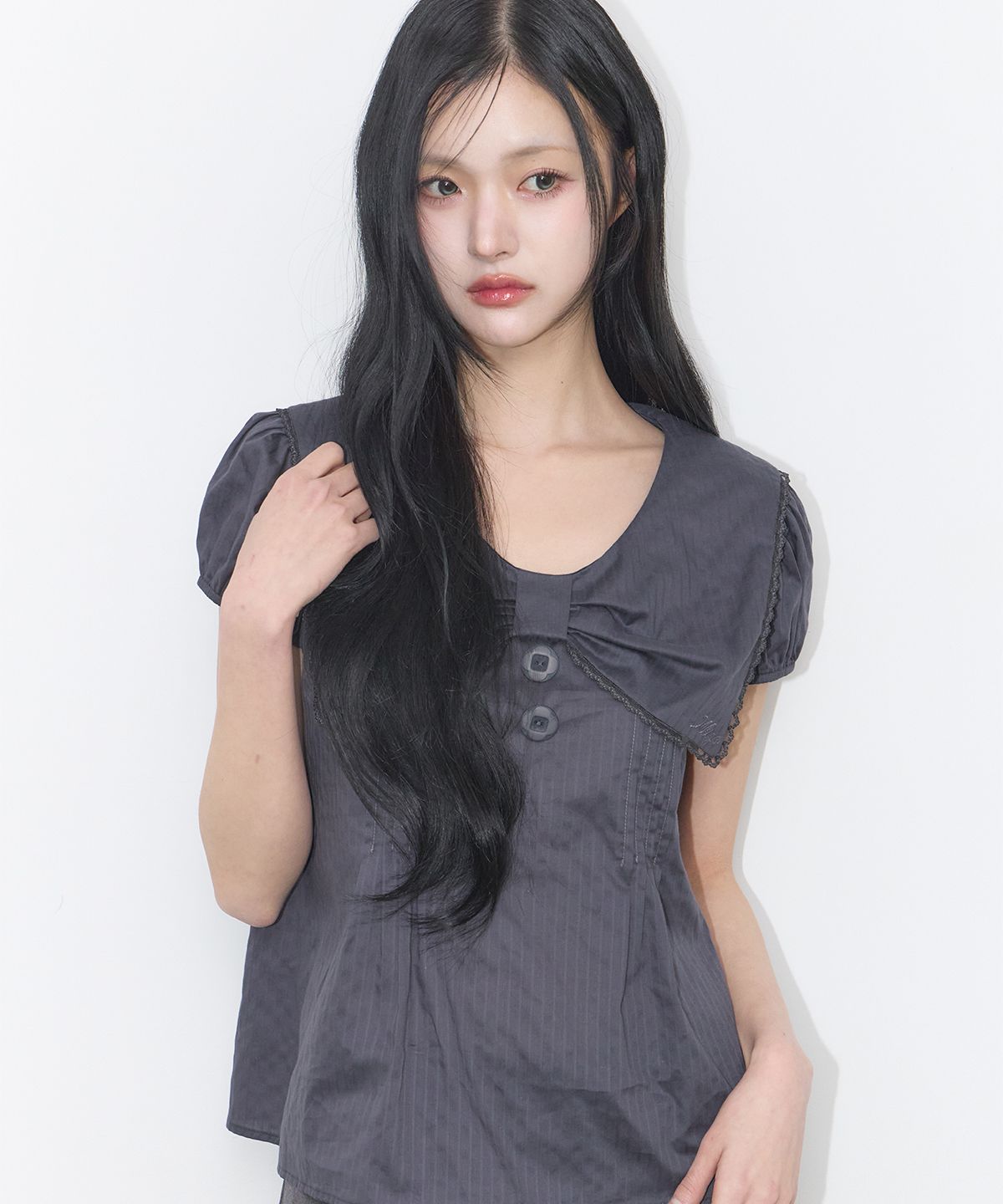 일리고(ILLIGO) 세일러 보우 카라 블라우스 차콜