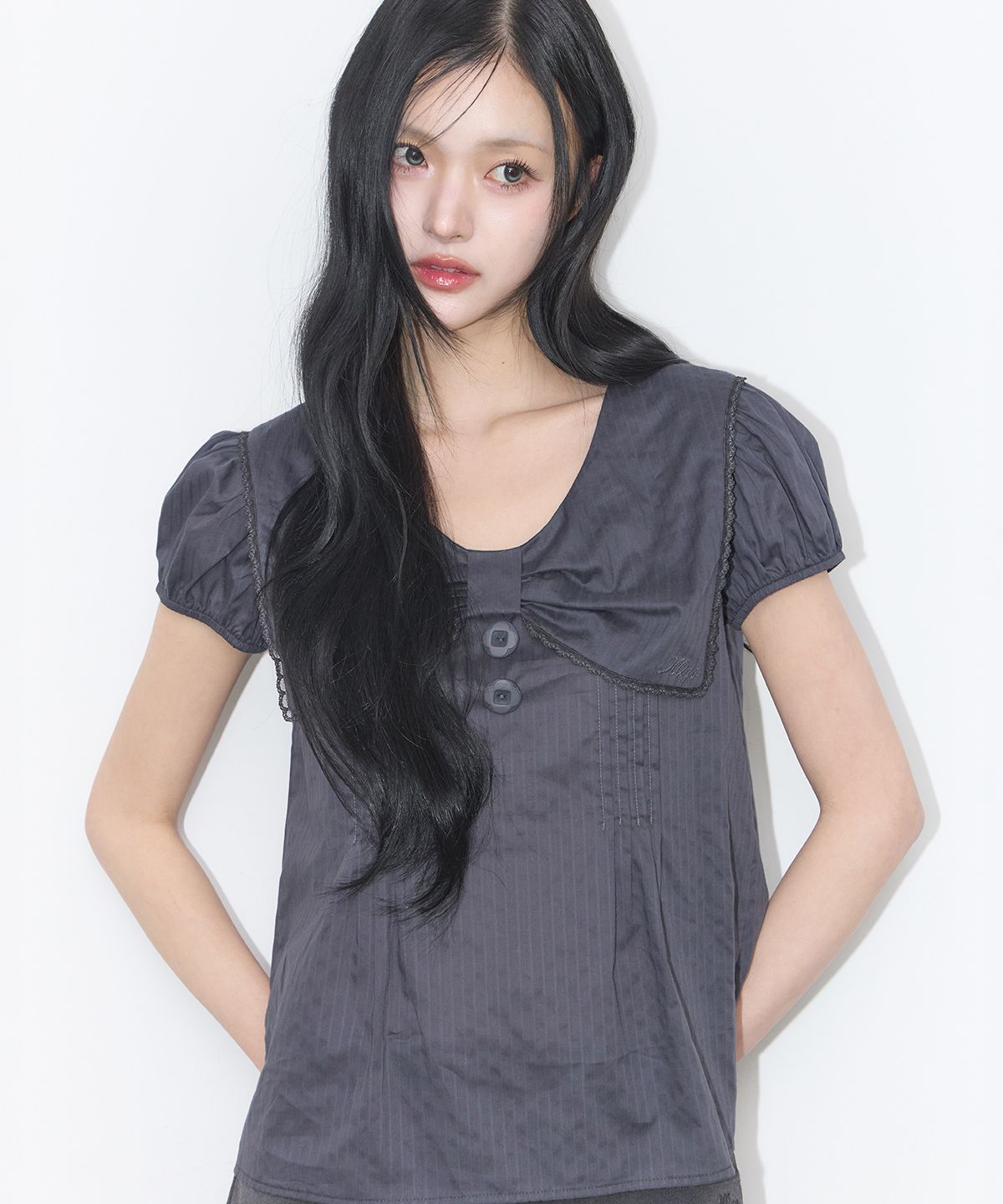 일리고(ILLIGO) 세일러 보우 카라 블라우스 차콜