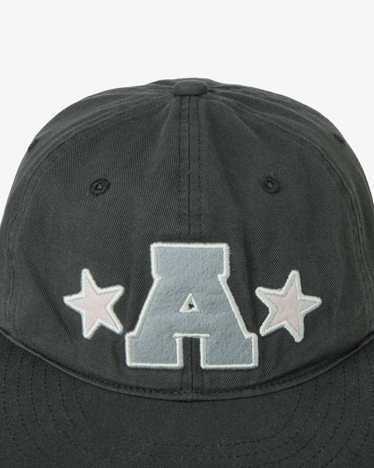 에이이에이이(AEAE) WASHED CAPITAL LOGO CAP [CHARCOAL]