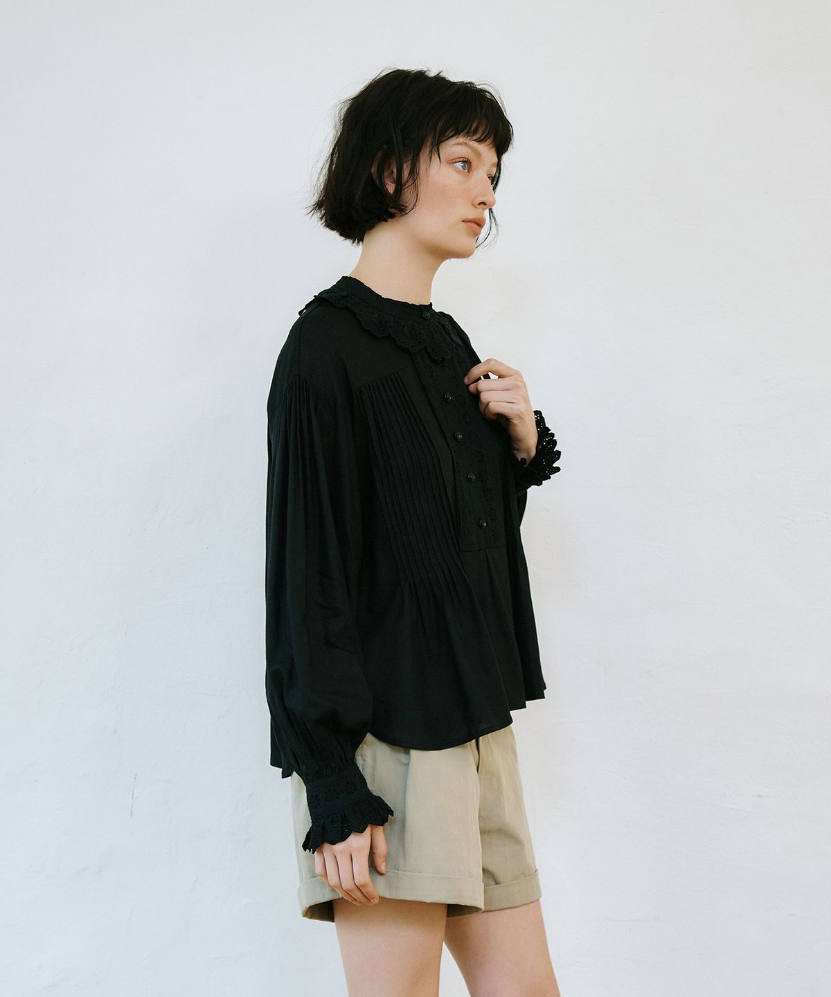 그린버터(GREENBUTTER) Linen Lace Blouse (Black)