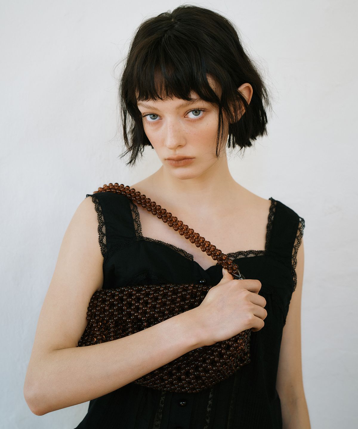 그린버터(GREENBUTTER) Lace Pintuck Sleeveless Blouse (Black)