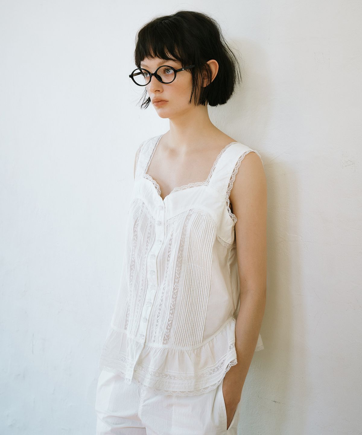 그린버터(GREENBUTTER) Lace Pintuck Sleeveless Blouse (Ivory)