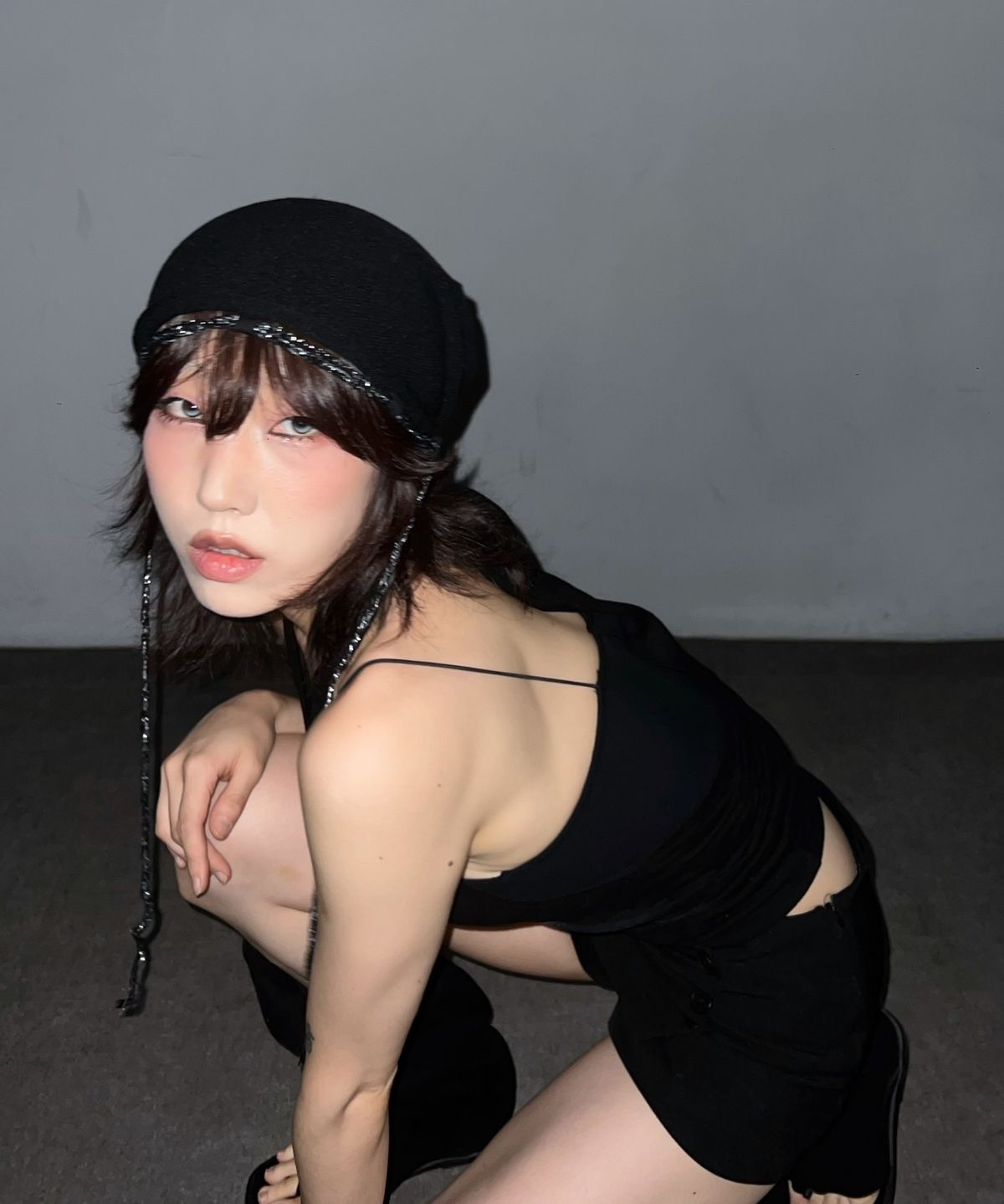 지제뮤지엄(ZIZEMUSEUM) LONG STRING MESH BEANIE (BLACK)