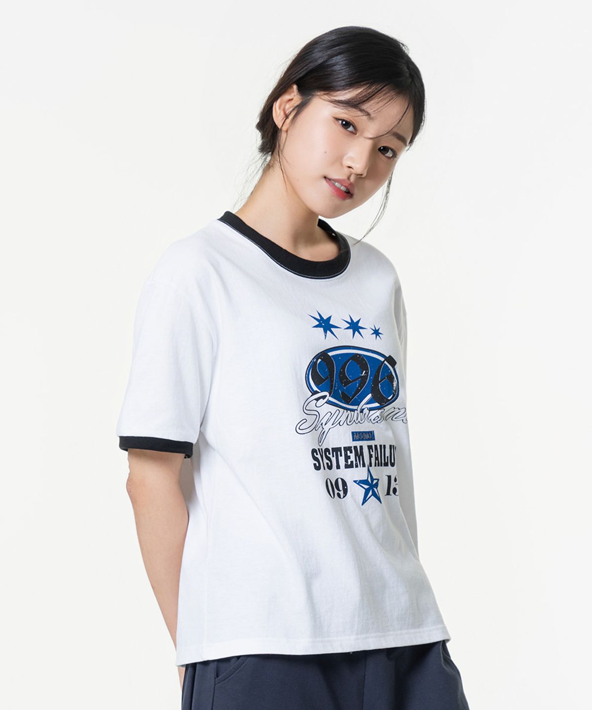 모즈모즈(MOZMOZ) 996 그래픽 링거 티셔츠 화이트