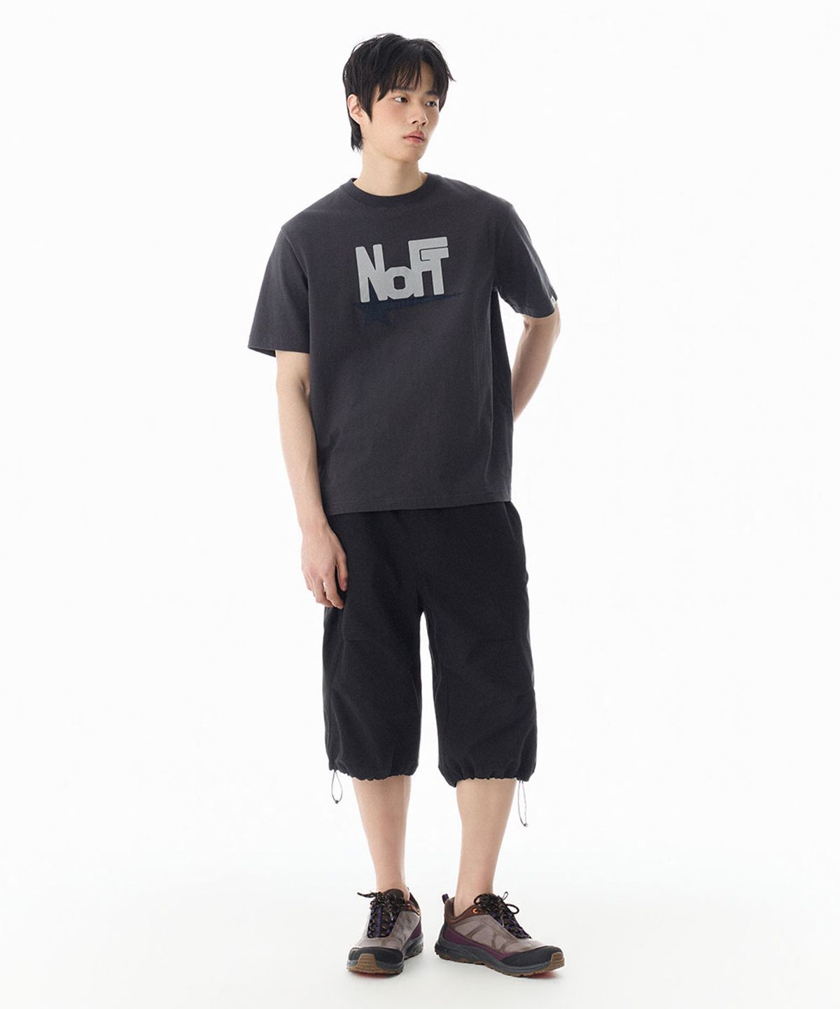 낫온리포투데이(NOT ONLY FOR TODAY) 스타 NOFT 자수 반소매 티셔츠 [다크 그레이]